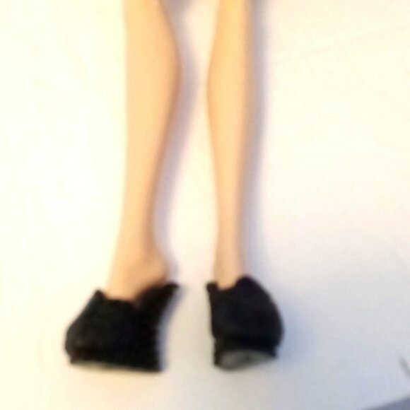 Ever After High Getting Fairest Raven Queen Original Outfit and Headphones - Picture 4 of 5